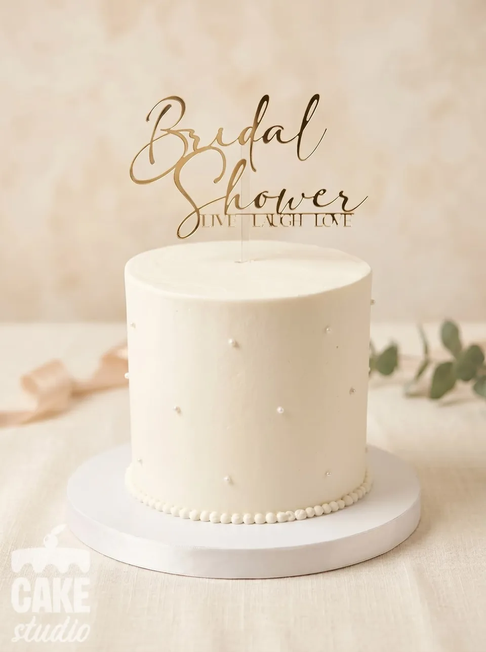 Pastel blanco con perlas y letrero Bridal Shower, de Cake Studio