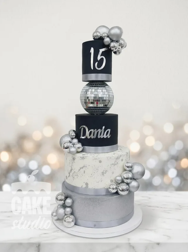 Pastel de quinceaños Danna en negro y plata, con esfera disco y número 15, de Cake Studio