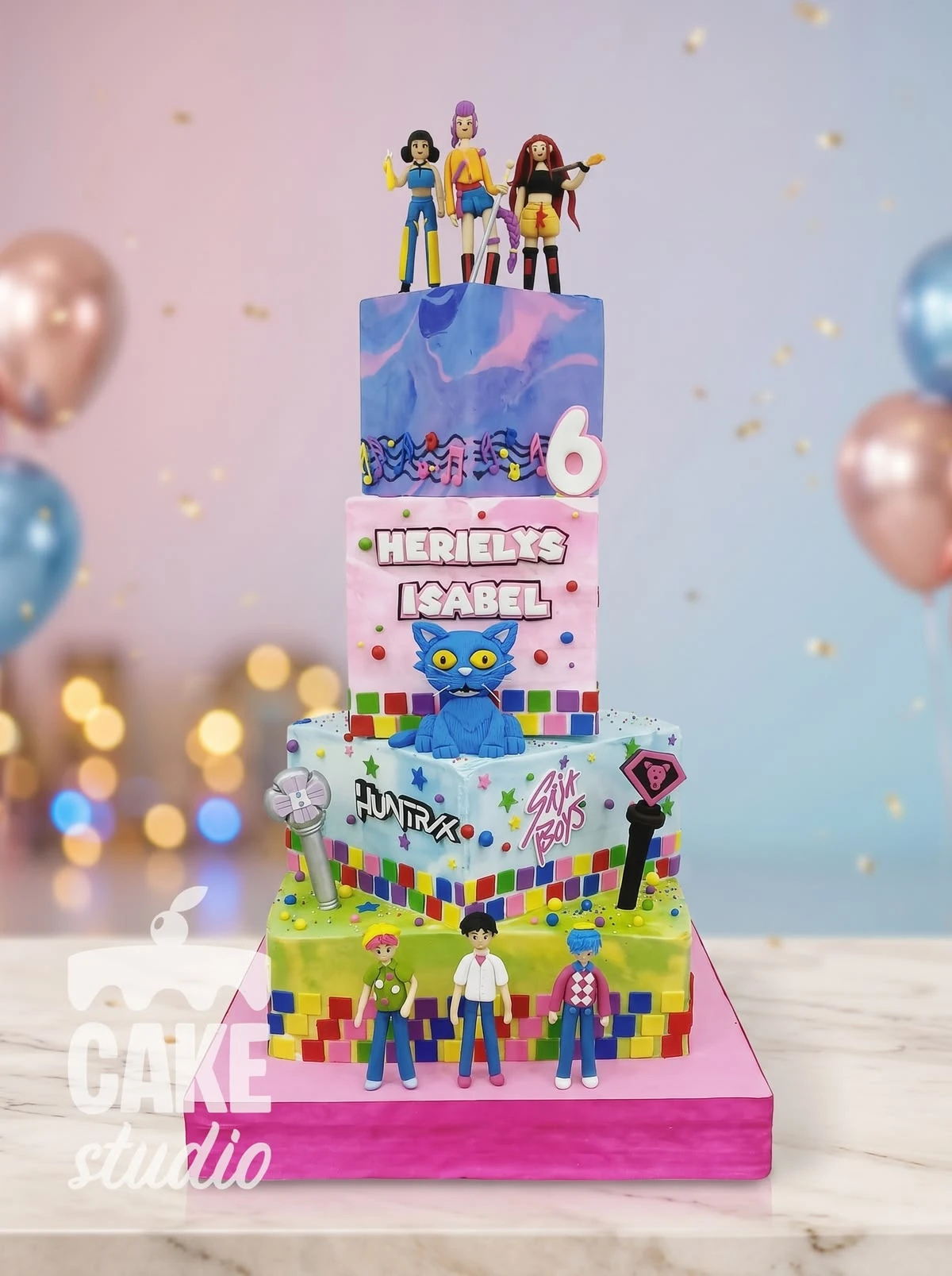 Pastel de varios pisos con personajes musicales y detalles de colores, elaborado por Cake Studio