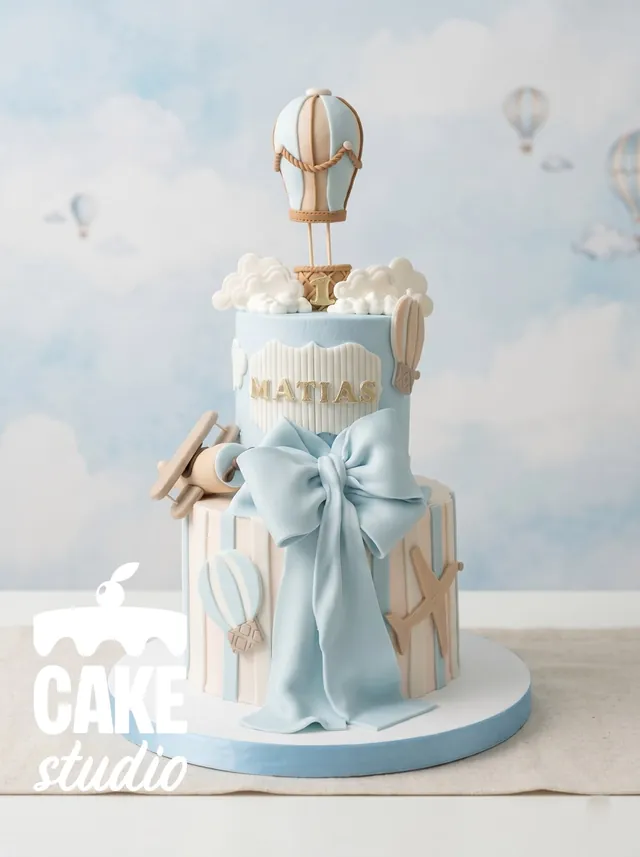 Pastel elaborado con globo aerostático, avión y lazo modelados