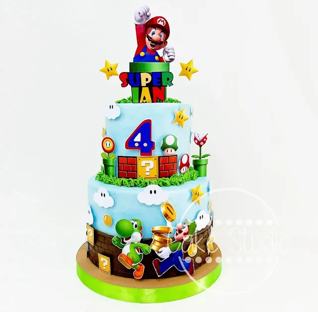 Pastel con frosting y personajes impresos en papel foto